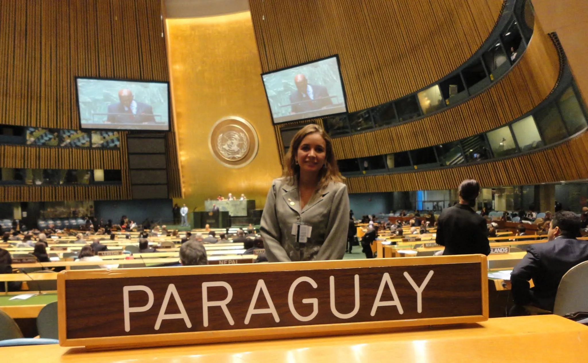 Daiana en la Asamblea de las Naciones Unidas, detrás del cartel de Paraguay