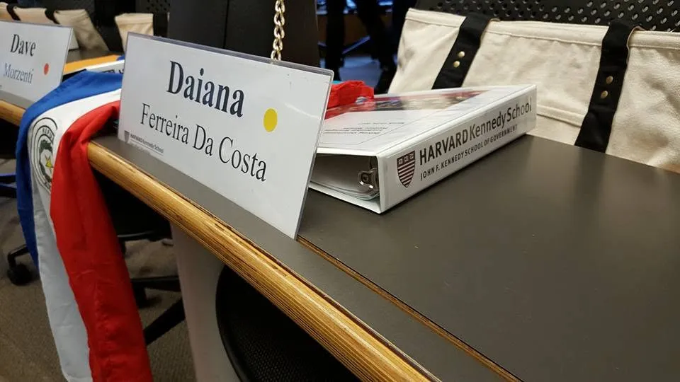 Cartel con el nombre de Daiana y la bandera del Paraguay en la Harvard Kennedy School