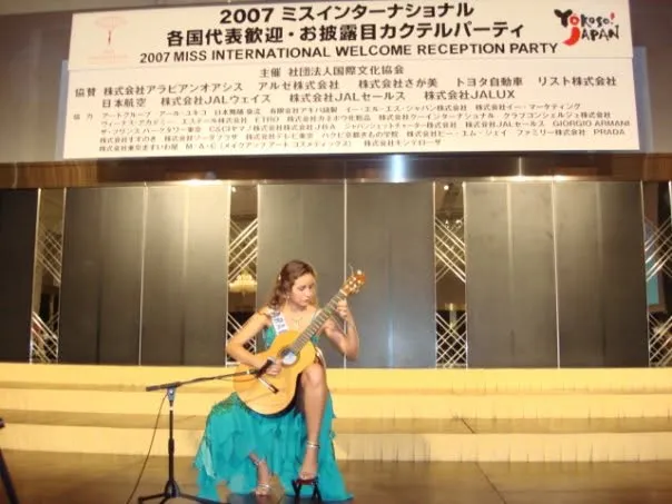 Daiana tocando en la recepción del Miss International 2007 en Tokio