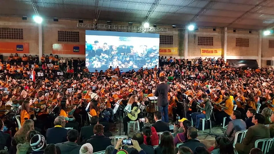 Daiana como solista frente a una orquesta juvenil y un estadio lleno