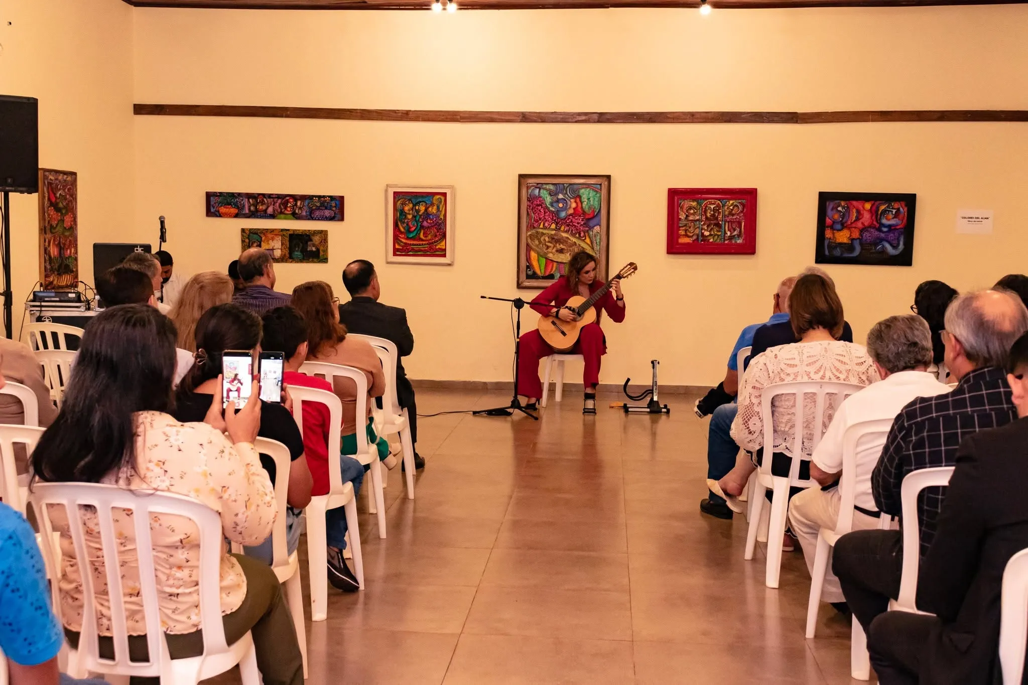 Concierto de Daiana en una sala con público
