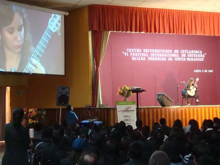 Daiana en concierto en un auditorio universitario