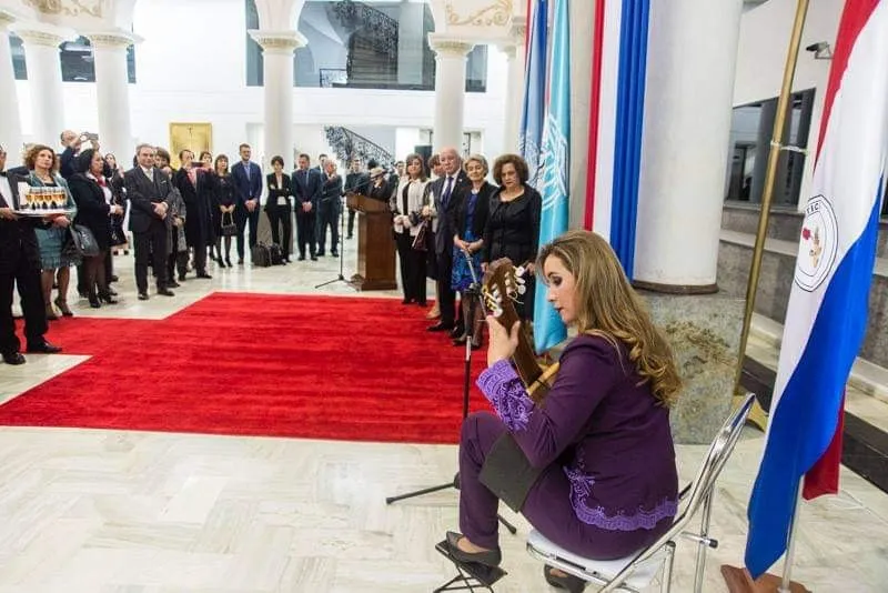 Daiana tocando en la Cancillería ante la Ex Directora General de la UNESCO, Irina Bokova y ante el cuerpo diplomático