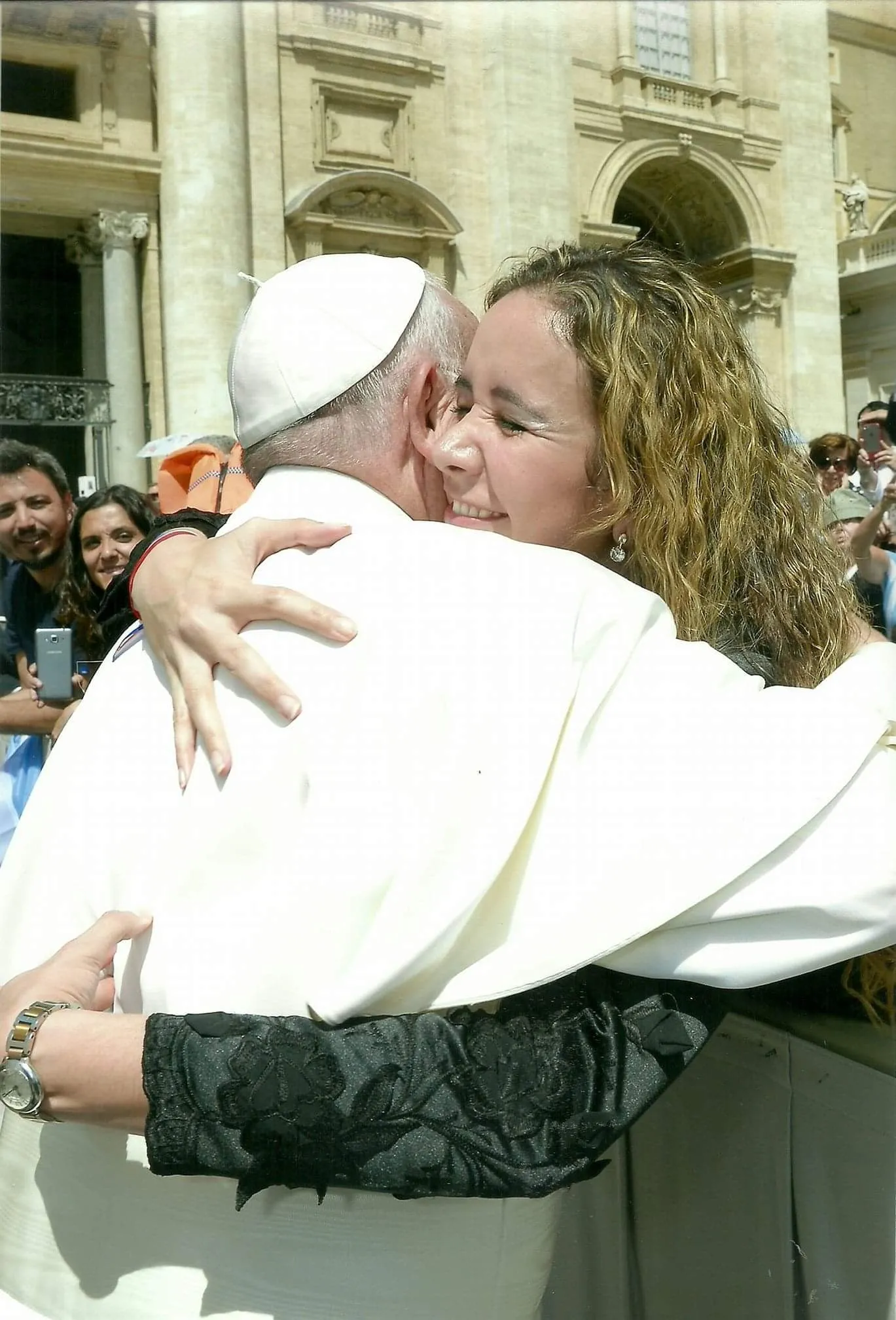 Daiana saludando con un abrazo en un acto