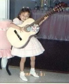 Con su primera guitarra, a los 4 años