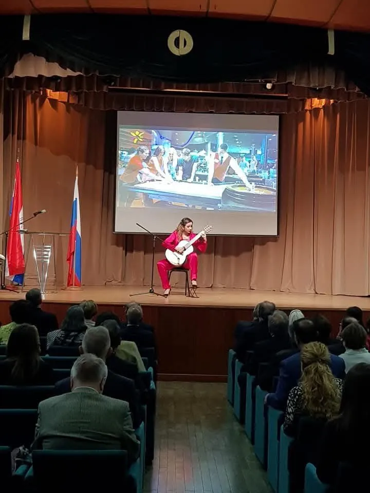 Daiana en concierto en un auditorio, con pantalla