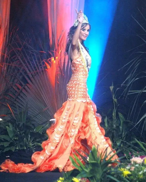 Daiana en la pasarela del Miss Universo Paraguay 2007, con corona