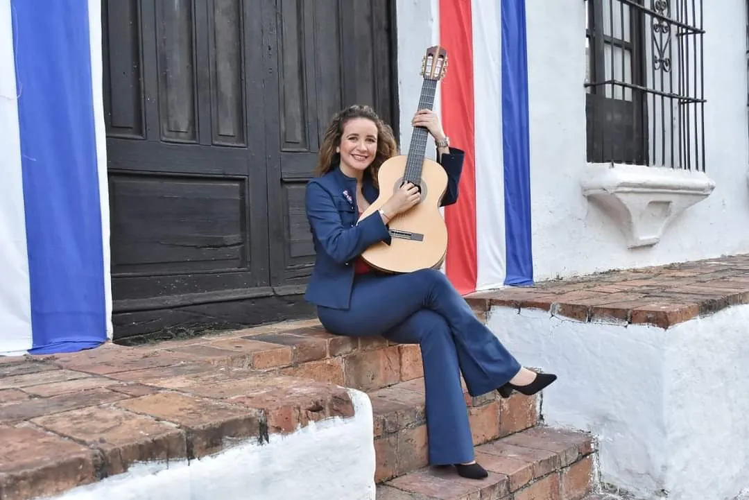 Daiana con su guitarra frente a la Casa de la Independencia